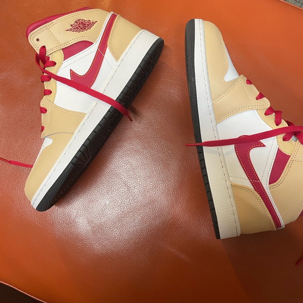 🔥Nike Jordan Mid - Picture 2 of 5